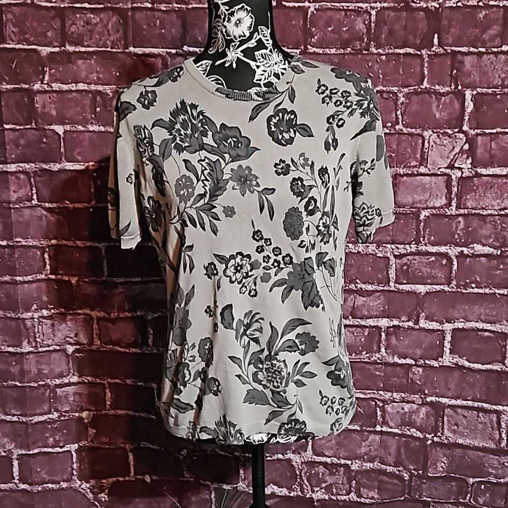 Chaus 🎄Short Sleeve Lightweight Floral Sweater size Large